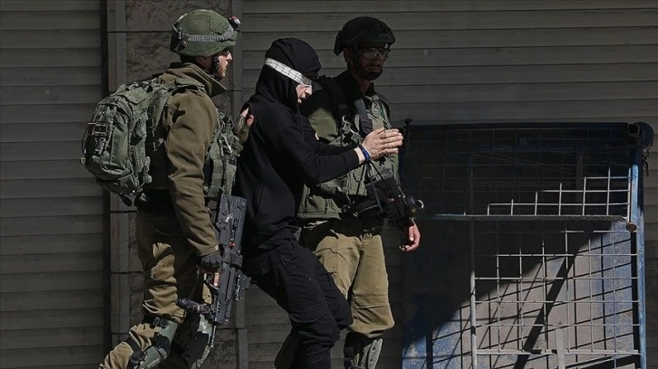 İsrail güçleri Batı Şeria'da bir tanesi Hamas yetkilisi 27 Filistinliyi gözaltına aldı