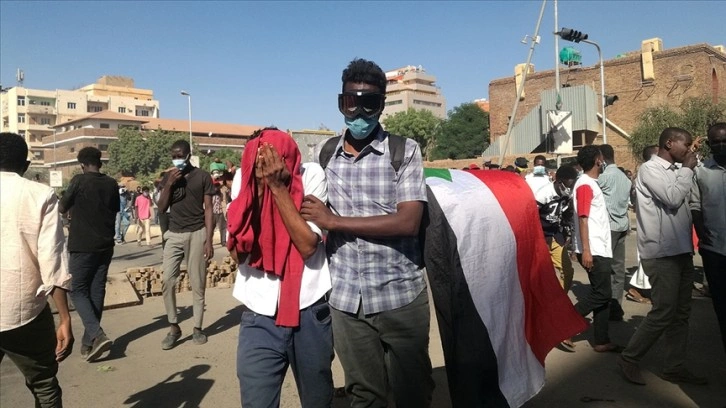 Sudan polisinden Cumhurbaşkanlığına üşüşmek talip protestoculara gazla müdahale