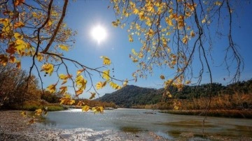 Kovada Gölü Milli Parkı değme sezon değişik güzellikler sunuyor